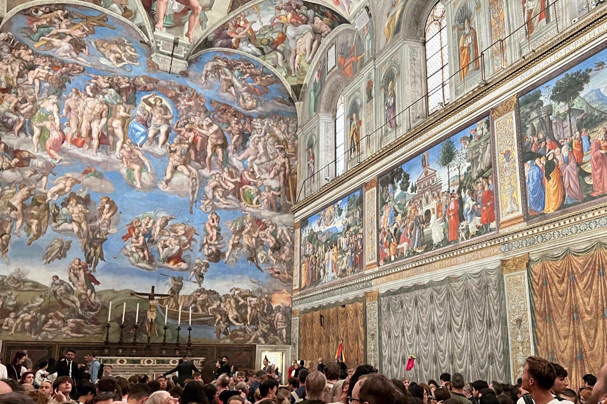 Die Erschaffung Adams in der Sixtinischen Kapelle im Vatikan